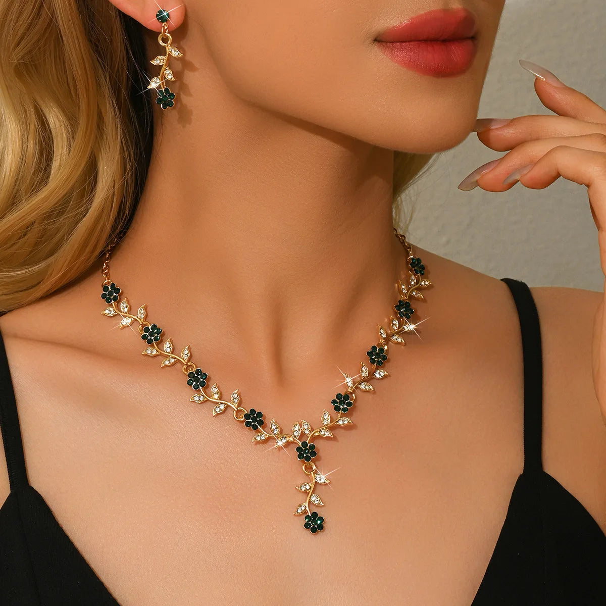 Elegant Crystal Necklace and Earrings Jewelry Set for Women